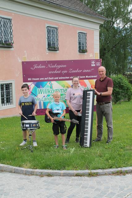 Leo Stadler, Luis Kastner, Linda Rosenkranz, Dir. Wolfgang Homar von der LMS Kirchdorf (v.li.).