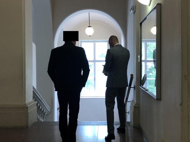 Anwalt Christian Hajos (r.) im Gespräch mit seinem Mandanten.