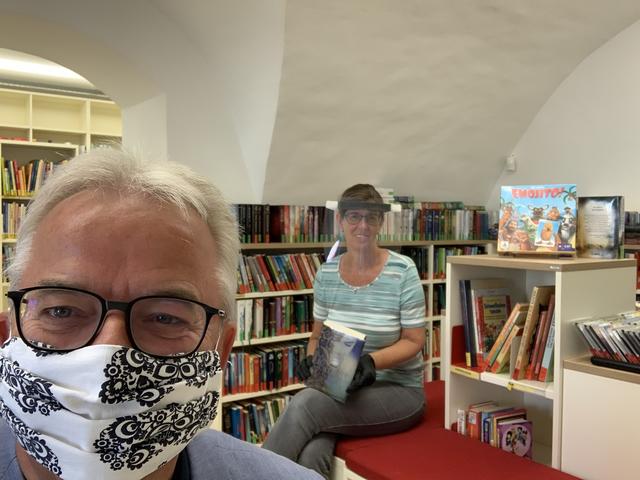 Ein Selfie von Bürgermeister Weil in der Brucker Bücherei - mit Schutzmaske und Sicherheitsabstand  | Foto: Privat