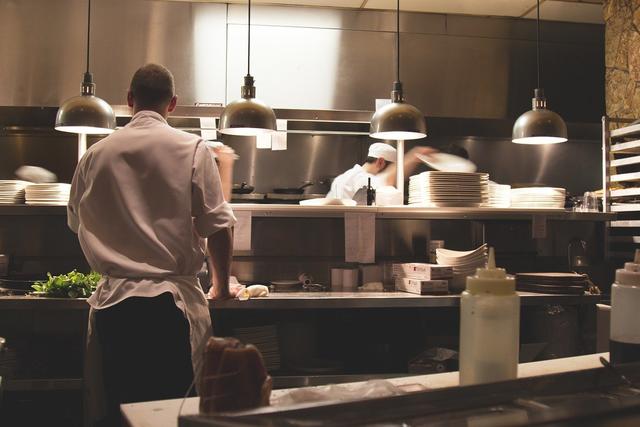 Den stärksten Rückgang zur Vorwoche verzeichnet die Gastronomie.