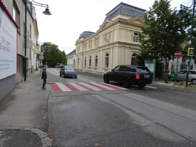 Die Straße zu überqueren ist beim Mödlinger Kursalon hoch gefährlich.