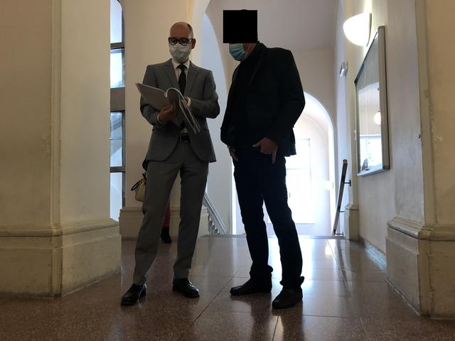 Anwalt Christian Hajos (l.) mit dem Angeklagten vor dem Prozess.