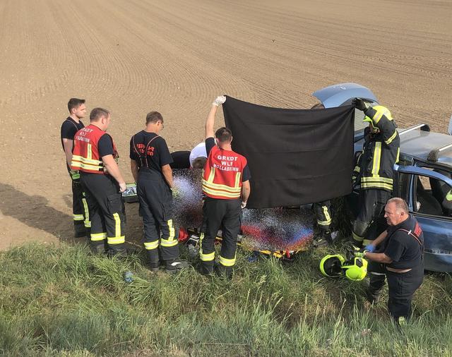 Die eingeklemmte Person befreite die Feuerwehr Hollabrunn.