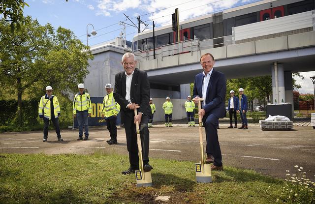 Wiener-Linien-Geschäftsführer Günter Steinbauer und Bezirksvorsteher Gerald Bischof beim Spatenstich für den Umbau. | Foto: Wiener Linien/Zinner 
