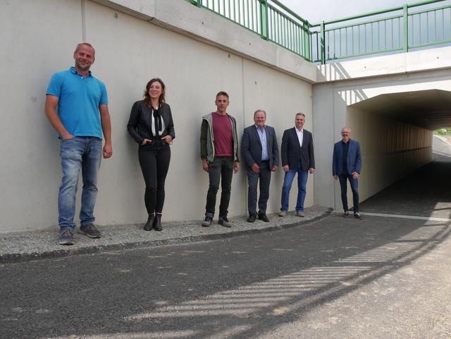 Rainer Hubmayer, Sofia Gerstorfer,  Jochen Lintner, Eduard Köck ,Ulrich Achleitner und Josef Prinz bei der Radwegsunterführung in Groß Siegharts. | Foto: Privat
