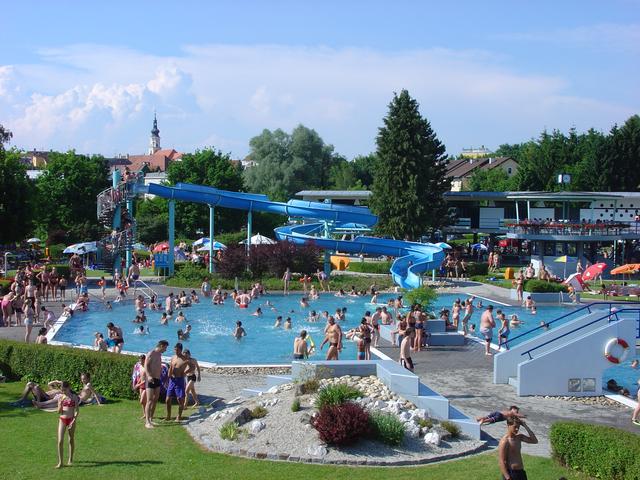 Das Stadtbad Schärding öffnet auch am 29. Mai. Abstand ist auch beim Freibadbesuch die Maßnahme der Stunde.