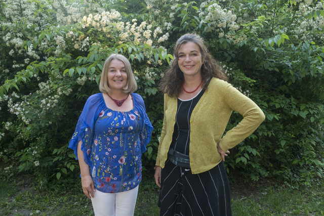 Die Gastgeberinnen der Kulturspaziergänge: Judith Koller (l.) und Gudrun Tielsch.