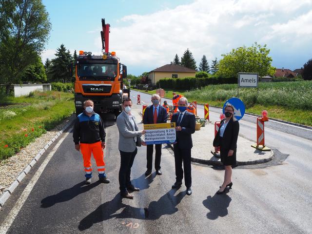Johann Schamann (Straßenmeisterei Poysdorf), Daniel Fröschl (Bgm. von Staatz), Gerhard Heinzl (Leiter der Straßenmeisterei Poysdorf), Landtagspräsident Karl Wilfing, DI Nikola Kopitz (Leiterin der Straßenbauabteilung Wolkersdorf).