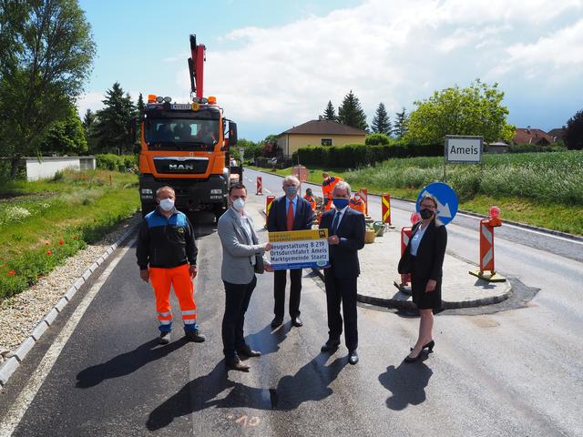 Johann Schamann (Straßenmeisterei Poysdorf), Daniel Fröschl (Bgm. von Staatz), Gerhard Heinzl (Leiter der Straßenmeisterei Poysdorf), Landtagspräsident Karl Wilfing, DI Nikola Kopitz (Leiterin der Straßenbauabteilung Wolkersdorf). | Foto: Land NÖ