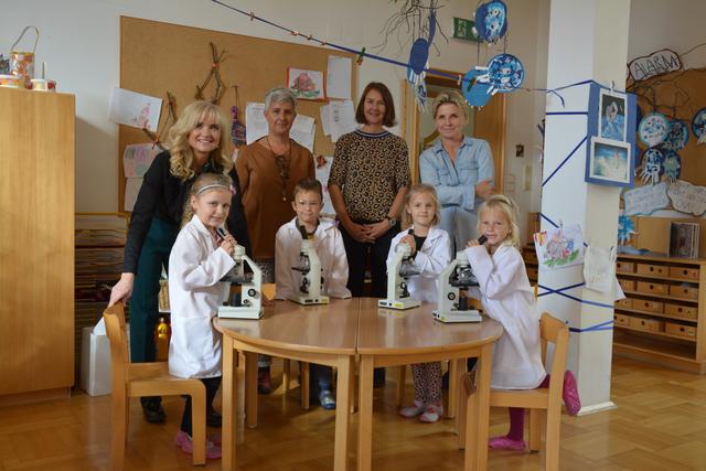 Vizebürgermeisterin Manuela Karner, Kindergartenleiterin Simone Stückler, Elke Maggauer-Hartl (Abteilung Schulen und Kindergärten) und Kindergartenpädagogin Regina Thonhauser (von links) mit einigen jungen Forschern
 | Foto: Stadtgemeinde Wolfsberg