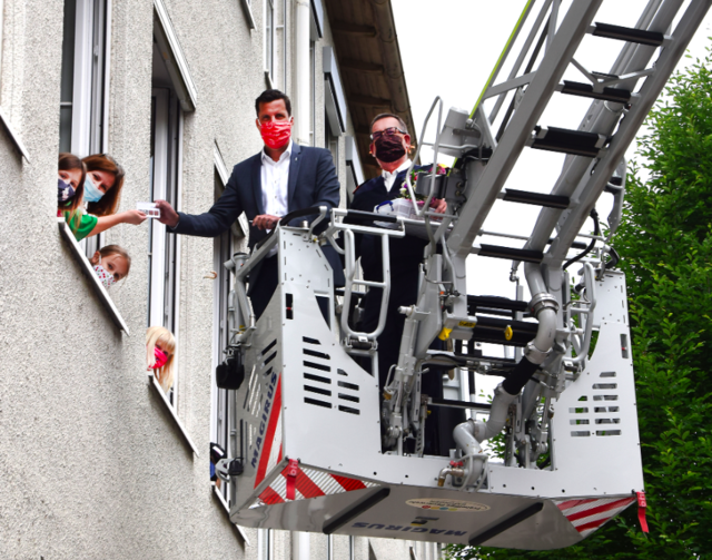 Um das Haus nicht betreten zu müssen, schwebten Stefan Krapf und Gerald Kahrer von außen im Korb der Drehleiter an die Klassenfenster heran. | Foto: Stadtgemeinde Gmunden