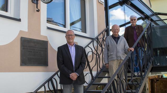 Im Bild: Bgm. Werner Kurz, Jubilar Johann Kurz mit Gattin Margarethe