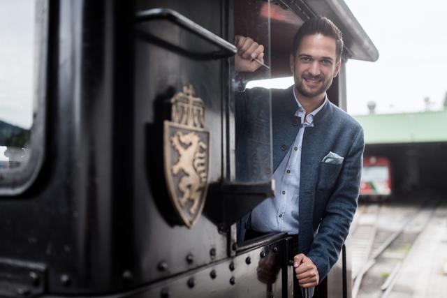 Am Führerstand der Lok. | Foto:  Servus-TV/Götzhaber