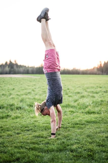Im Handstand gehen ist eine der Übungen beim Turnfest Dahoam des Österreichischen Turnerbundes OÖ.