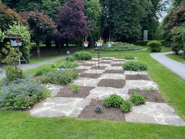 Im Stadtpark wurde von der Gärtnern der Stadtgemeinde Gleisdorf eine Zone mit Kräutern und Gemüse.