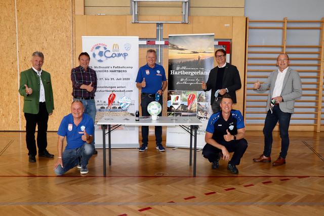 Die Fußballcamp-Organisatoren Anton Winkler und Franz Handler sowie Christian Waldl im Kreis der Ehrengäste.