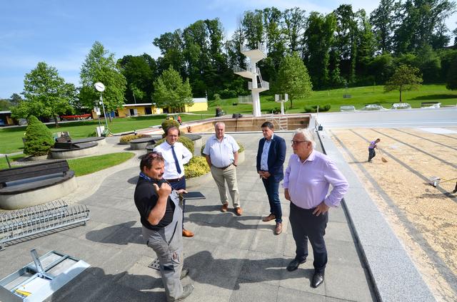 Lokalaugenschein im Freibad, wo die Vorbereitungsarbeiten gerade auf Hochtouren laufen: Andreas Rindler, Freibad-Leitung, der designierte Stadtwerkechef Franz Friedl, Stadtwerkegeschäftsführer Bernhard Edelsbrunner, Co-GF-Bürgermeister Franz Jost, Co-Geschäftsführer LT-Franz Majcen (v.l.)