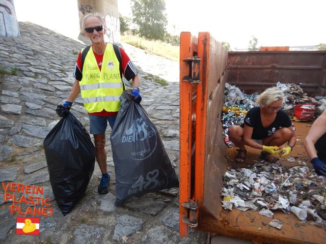 Ehrenamtliche NGOs ermitteln bei clean ups die grössten Müllverursacher für "break free from plastic" hier Verein Plastic Planet Austria und Seashepherd