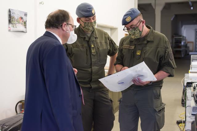 Ärztekammerpräsident Thomas Szekeres war vom Fachwissen der ABC-Experten beeindruckt. Im Bild mit Hauptmann Bauer und Oberst Schlechter.