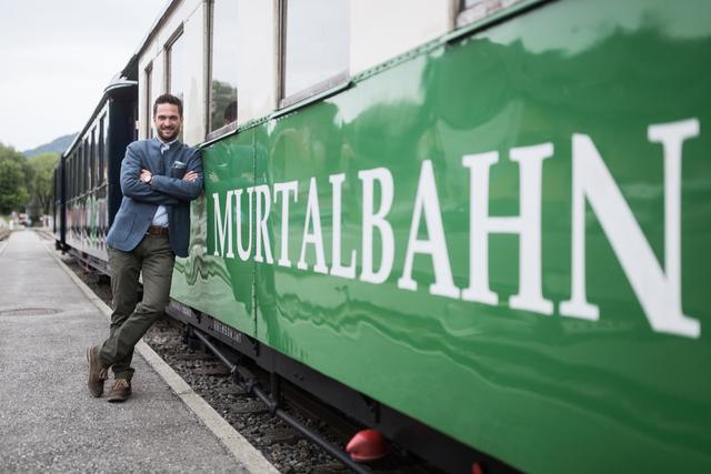 Moderator Richard Deutinger bei der Murtalbahn. | Foto: Servus-TV/Götzhaber