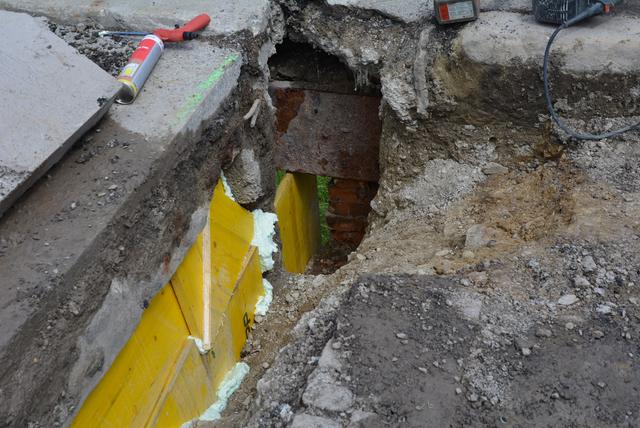Ein Loch auf der Sturmbrücke wird von den Arbeitern repariert
