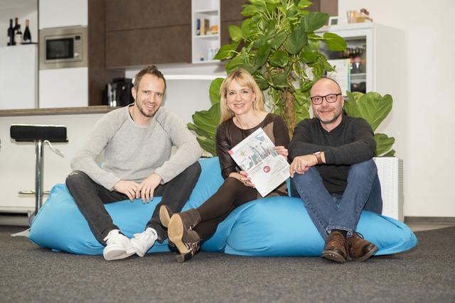 Fördern mit dem im Trauner Verlag erschienenen Lehrbuch “Praxiskompass Entrepreneurship” den Unternehmergeist in berufsbildenden Schulen: Michael Hurnaus (Gründer und Geschäftsführer von Tractive, l.), Verlagschefin Sonja Trauner und Co-Autor Gerold Weisz (Startup-Coach und Professor an der Universität Graz und der FH Oberösterreich).