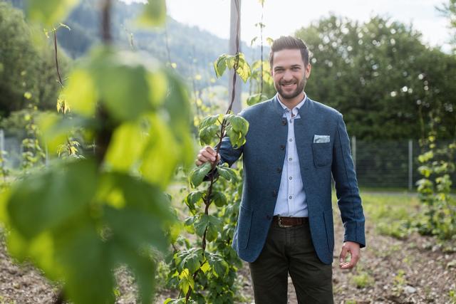 Richard Deutinger inspiziert hier die kleine Hopfenplantage bei der Brauerei Thalheim. | Foto: Servus-TV/Götzhaber