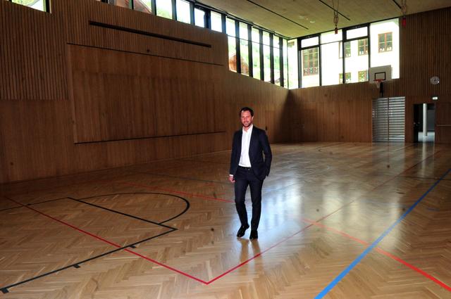 Bgm. Georg Dornauer beim Lokalaugenschein im Turn- und Veranstaltungssaal des neuen Mehrzweckgebäudes.