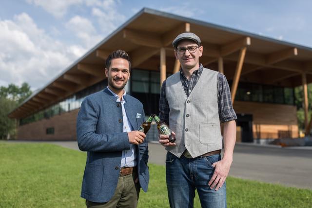"Heimatleuchten"-Moderator Richard Deutinger mit Braumeister Koloman Strohmeier vor der Thalheimer Brauerei. | Foto: Servus-TV/Götzhaber