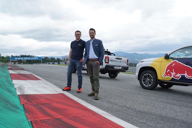Moderator Richard Deutinger mit Streckenchef Markus Brunner am Red Bull Ring in Spielberg. | Foto: Servus-TV/Götzhaber