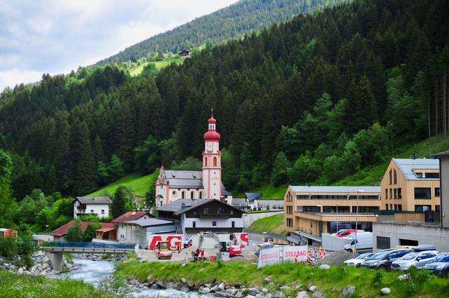 Sellrain NEU: Das Gebäude rechts im Bild verleiht dem Ortseingang der Gemeinde ein völlig neues Erscheinungsbild.