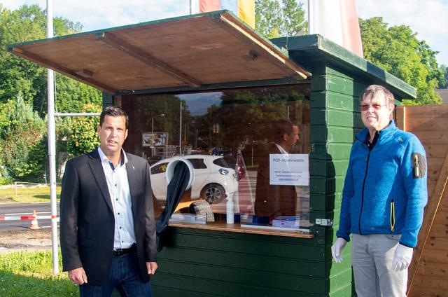 Bürgermeister Stefan Krapf und Primar Christian Mahringer vor der neuen Corona-Teststelle in Gmunden. | Foto: Stadtgemeinde Gmunden