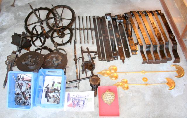 Die Einzelteile des Turmuhrwerks nach der Restaurierung vor dem Zusammenbau in Neureiters Werkstatt. | Foto: Archiv Neureiter