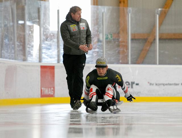 "Wir wollen die Intensität bis Ende Juni hochhalten, anschließend bekommen alle eine kleine Verschnaufpause“, so Trainer Peter Penz aus Telfes (im Bild stehend). | Foto: ÖRV
