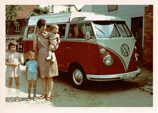 Drei Generationen erlebten mit Bulli „Renate“ tolle Urlaube, lernten auf ihm das Autofahren und rollten damit zur Hochzeit.