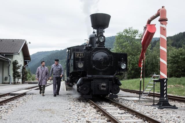 Die zwei Eisenbahner vor der Abfahrt mit der Dampflok. | Foto: Servus-TV/Götzhaber