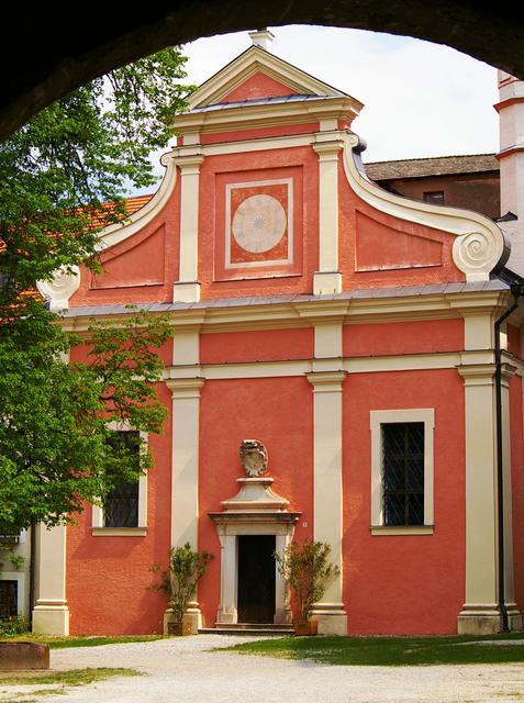 Außenansicht der Michaels Kapelle mit Ziffernring im Giebelfeld. | Foto: Archiv Neureiter