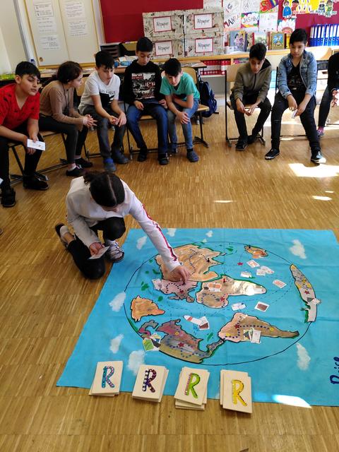 Die 24 Schüler der 1C-Klasse gestalteten ein Gemeinschaftsspiel.