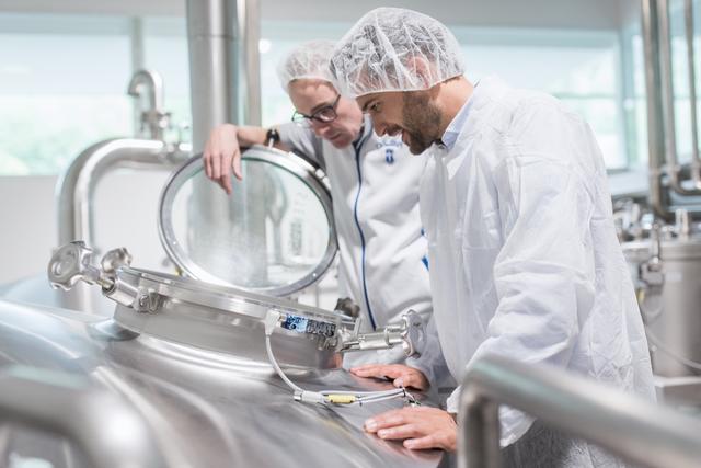 Bierbrauen ist eine eigene Wissenschaft. | Foto: Servus-TV/Götzhaber