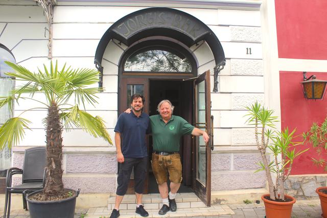 Vater und Sohn freuen sich endlich wieder Gäste in der Bar sowie im angrenzenden Gasthaus begrüßen zu können.