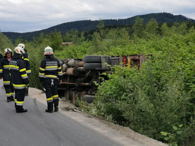 Der LKW war auf die Beifahrerseite gekippt. | Foto: FF St. Thomas am Zeiselberg/Stefan Krammer