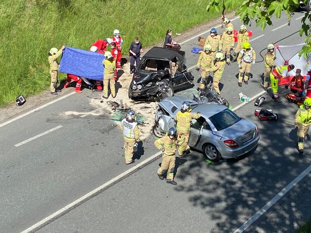Drei Personen wurde beim Unfall verletzt.