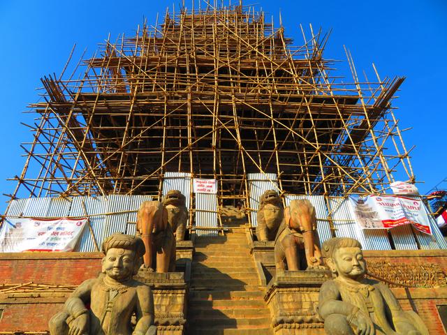 Viele Tempel wurden bei einem schweren Erdbeben 2015 zerstört oder stark beschädigt. Der Wiederaufbau geht nur langsam voran. Baugerüste werden oft aus Bambusstangen aufgebaut. 