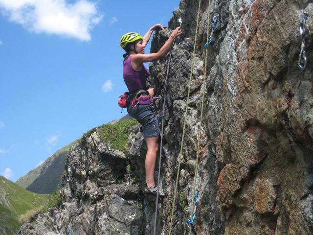 Vertikal nach oben: Kinder und Jugendliche werden in den Erlebnisklettercamps alle dazu nötigen Fähigkeiten vermittelt. | Foto: Bergsteigerschule Stubai