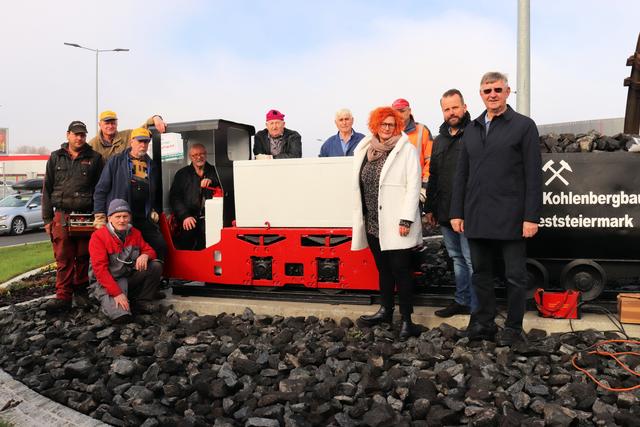 Der neue Kreisverkehr beim WEZ mit Lok und Hunt wurde im Herbst des Vorjahres fertig. | Foto: Cescutti