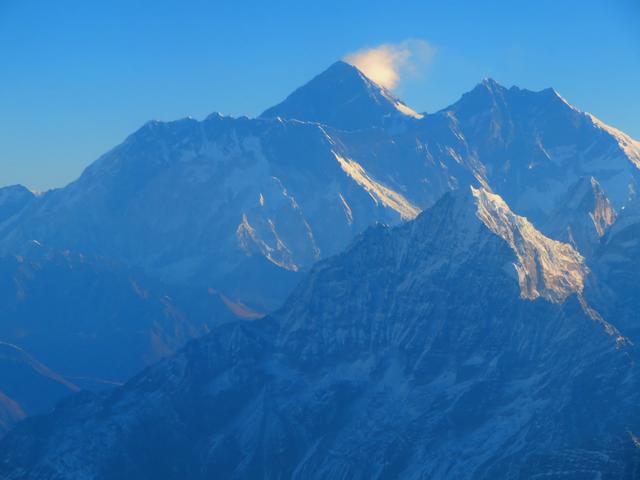 8.848 m hoch, der Mt. Everest (mit Schneefahne in der Bildmitte) hautnah, ein Traum wurde wahr.