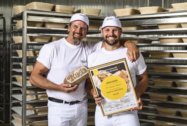 Bäckermeister Christian Ruetz (r.) und Backstubenleiter Günther Laner freuen Sich riesig über den Gesamtsieg beim Internationalen Brotwettbewerb.
 | Foto: Der Bäcker Ruetz