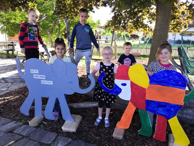 Kunterbunt machen die selbst gestaltenen Baby-Elefanten im Pfarrkindergarrten Eibiswald West auf das Abstandhalten aufmerksam. | Foto: Heike Ravnik