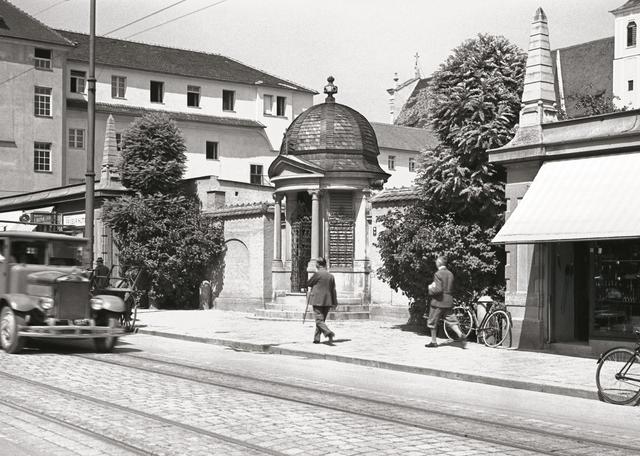 Blick von der Mozartstraße auf Kloster und Kirche der Karmeliten.