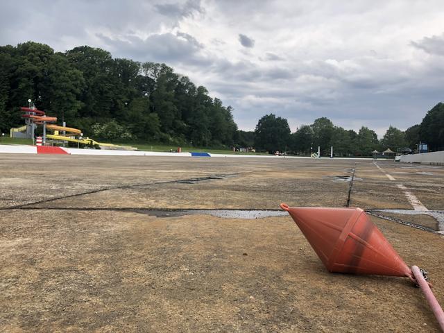 Gereinigt, aber ohne Wasser präsentierte sich das Freibad Fürstenfeld heute. Bereits morgen, sollen die Becken geflutet werden.